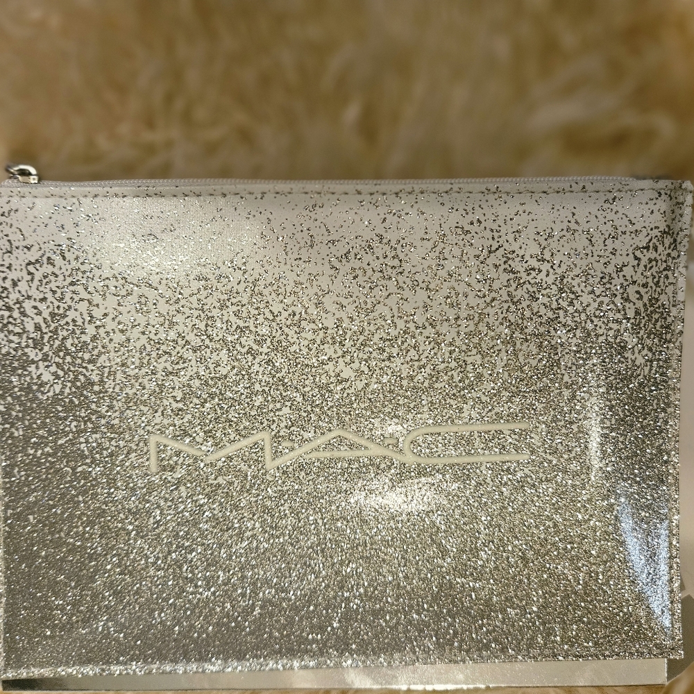 MAC Brush of Snow Essential Brush Kit 5 Piece Set NIB Limited Edition - Picture 5 of 7